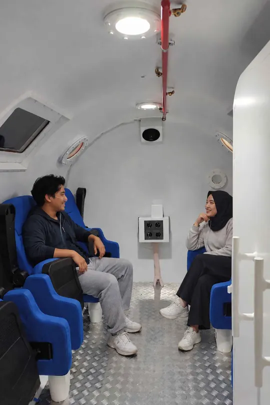 Dua pengunjung duduk di dalam chamber HBOT BodySoul